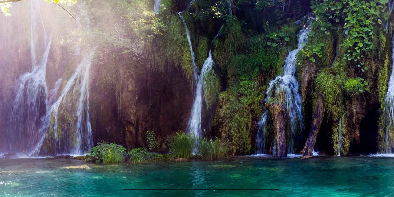 Wodospady i turkusowa woda w Parku Narodowym Jezior Plitwickich &ndash; jedne z najpiękniejszych miejsc w Chorwacji.