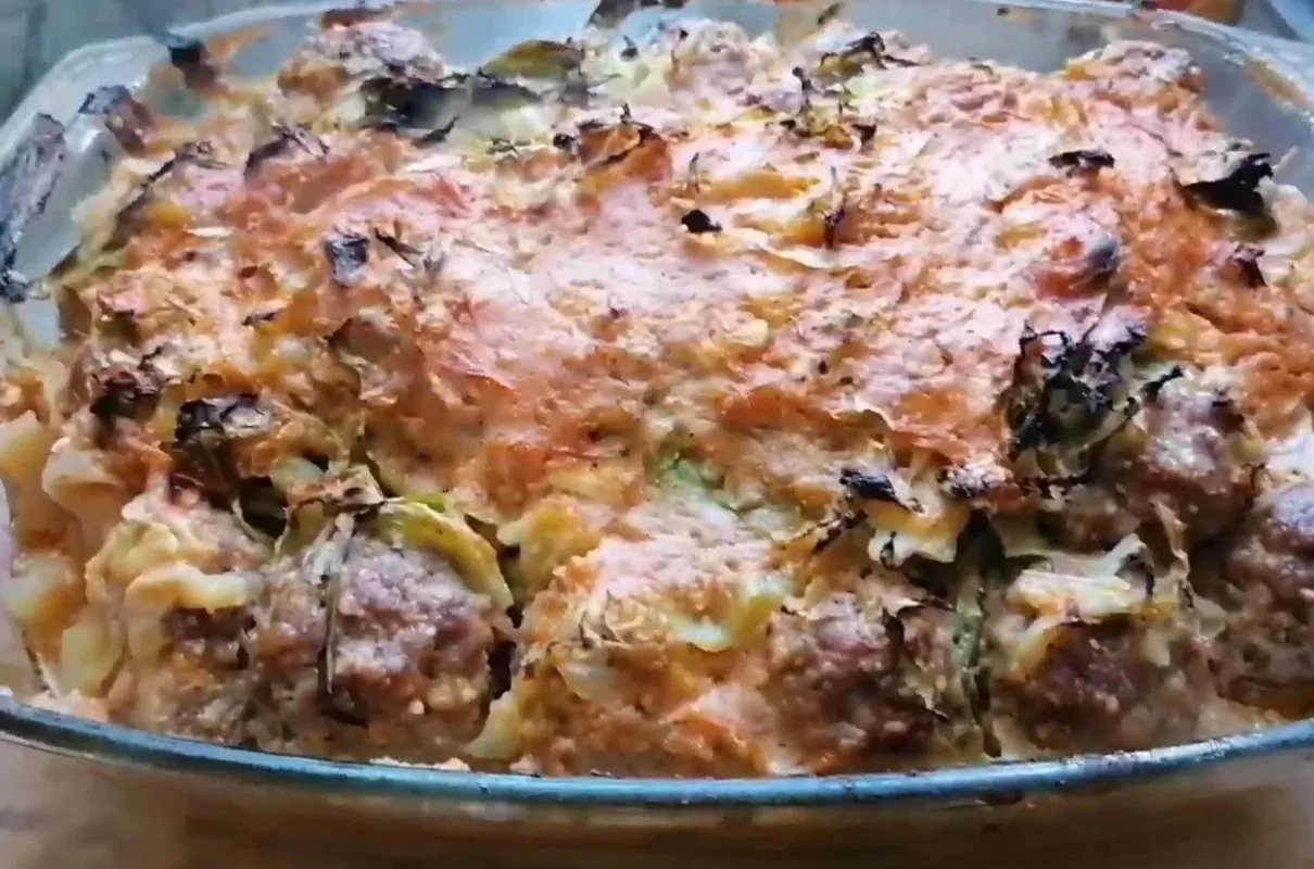 Zapiekanka z mięsem mielonym i kapustą. Idealny pomysł, co zrobić z ugotowanej kapusty, by stworzyć pyszne danie.