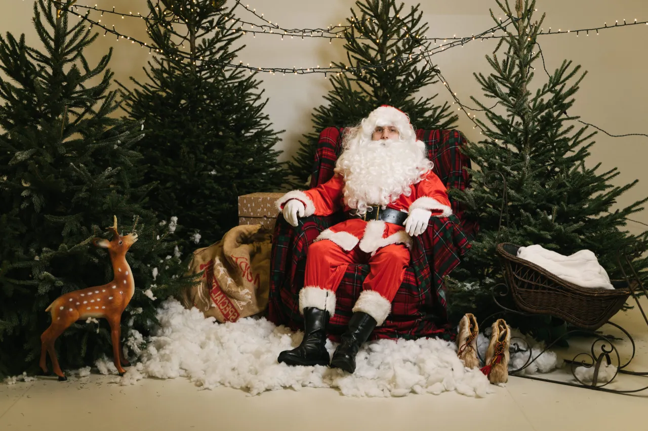 Rodzina robiąca świąteczne zdjęcia na tle DIY