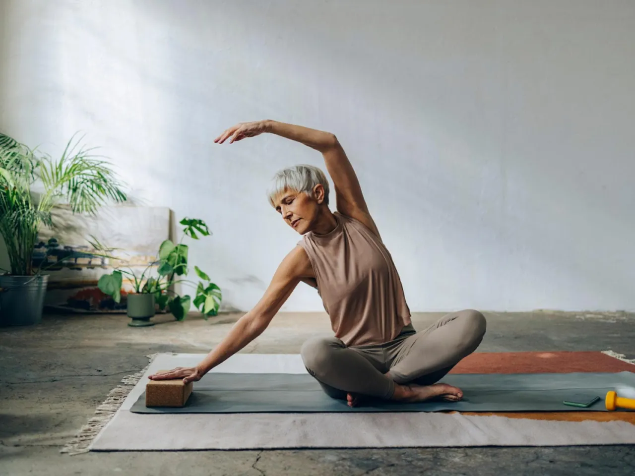 Person macht 90/90 Hüftstretch