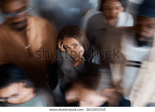 osoba odczuwająca niepokój w tłumie