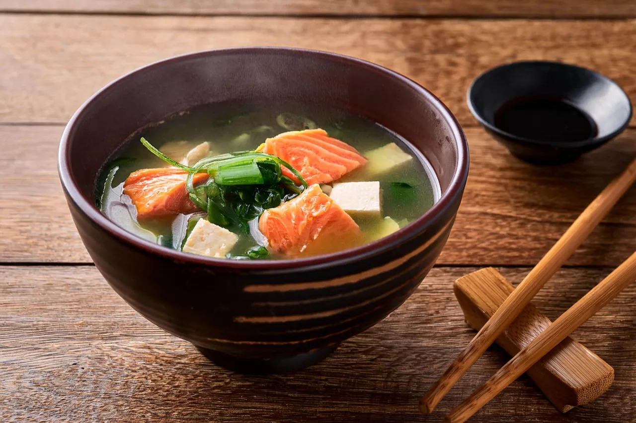 Dodatki do zupy miso tofu wakame grzyby łosoś