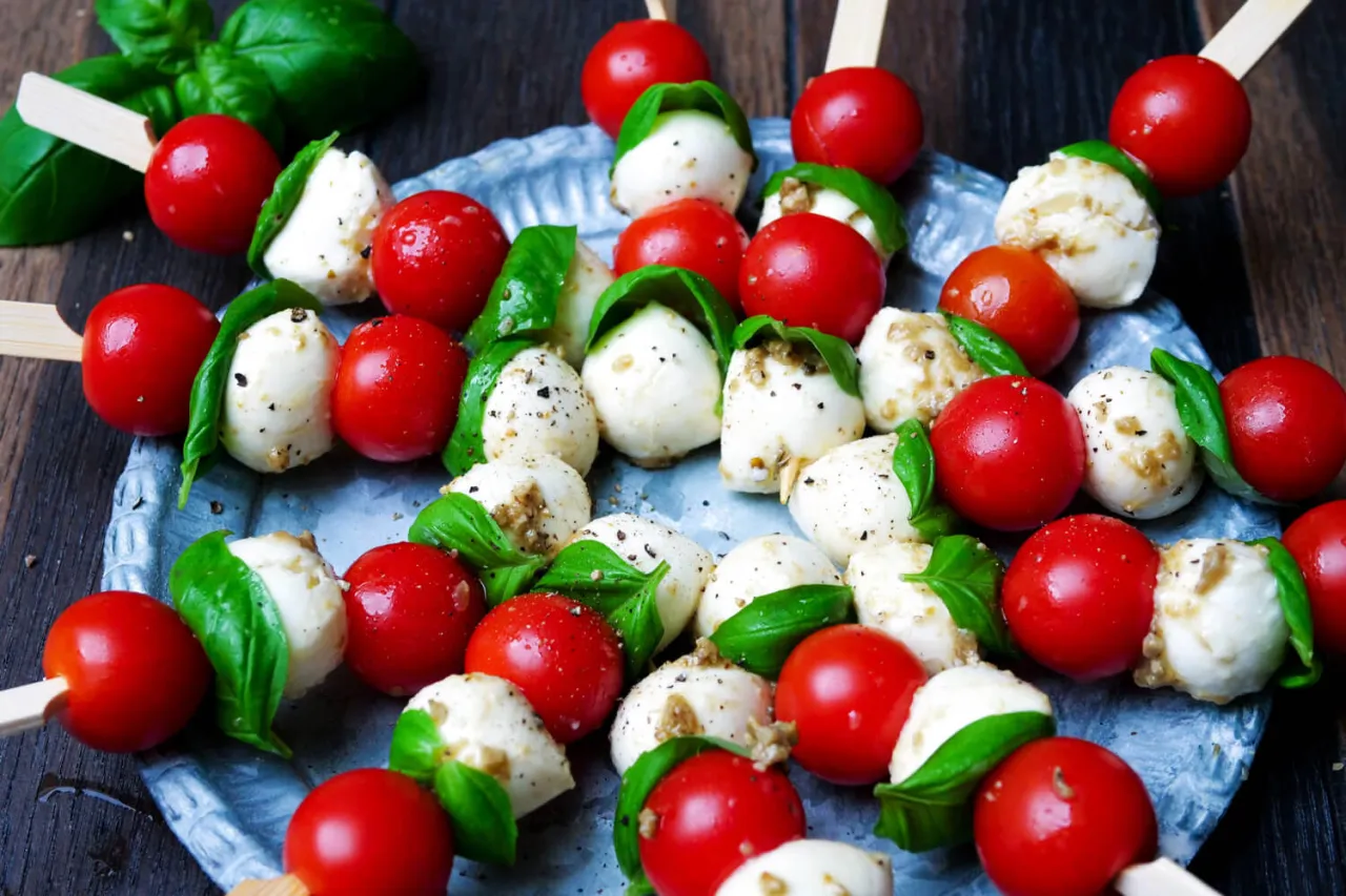 Tomaten Mozzarella Spie&szlig;e mit Basilikum
