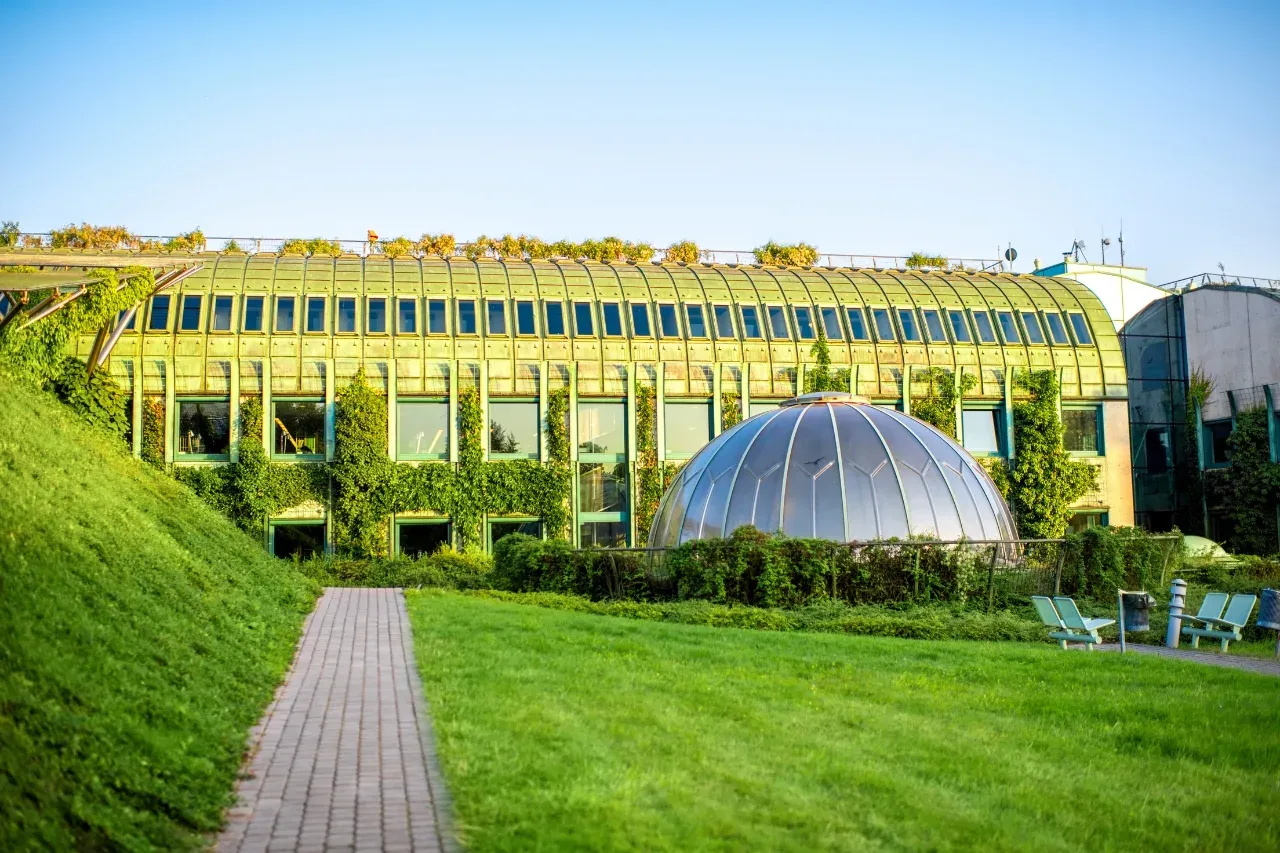 wizualizacja osiedla z zielonymi dachami i ogrodami deszczowymi