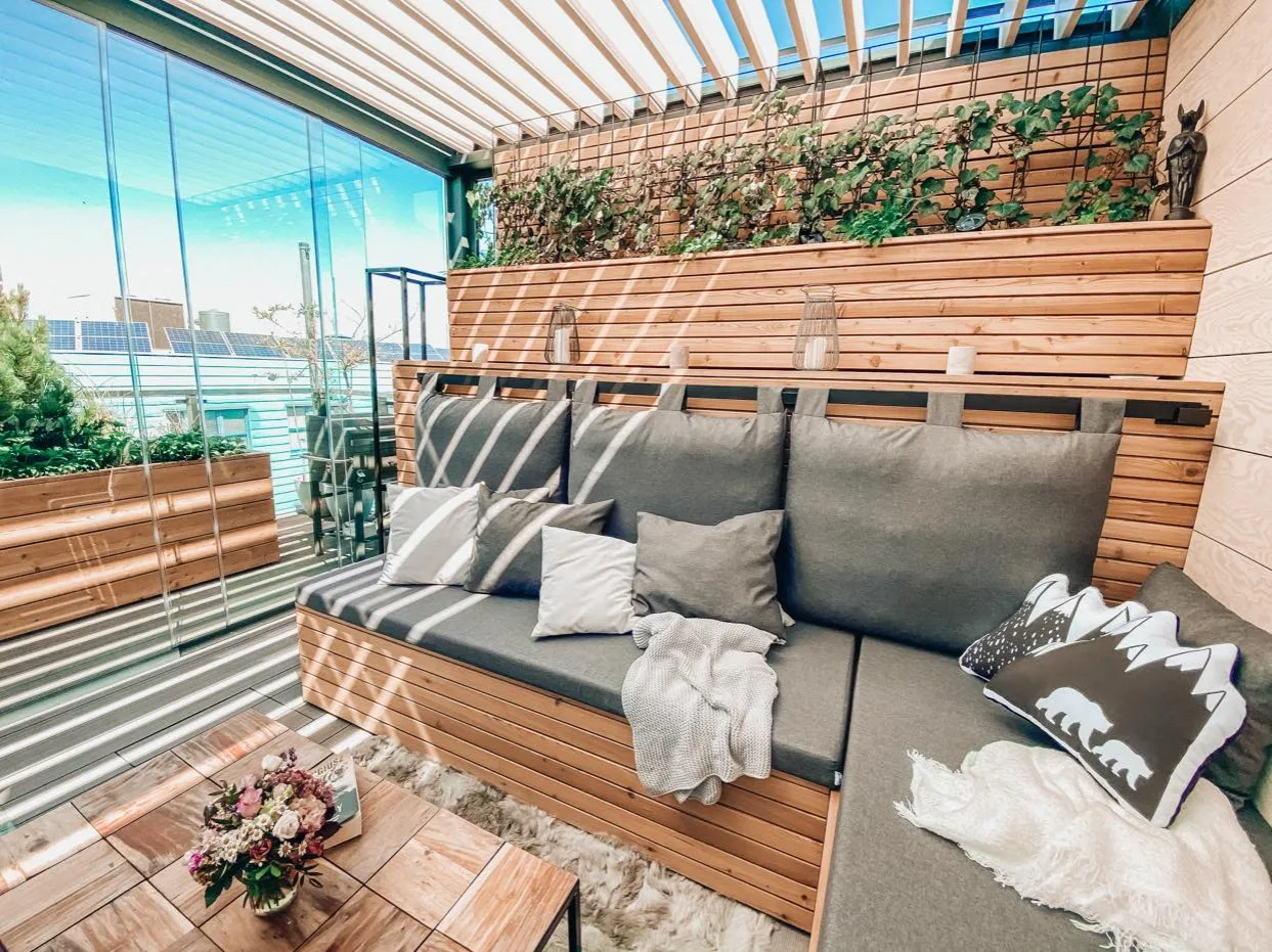 Nowoczesny duży taras z meblami ogrodowymi