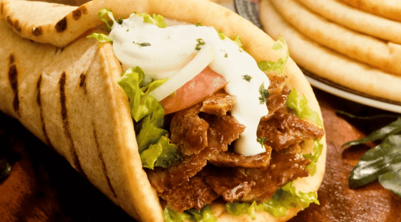 domowy łagodny sos do kebaba w misce z kebabem