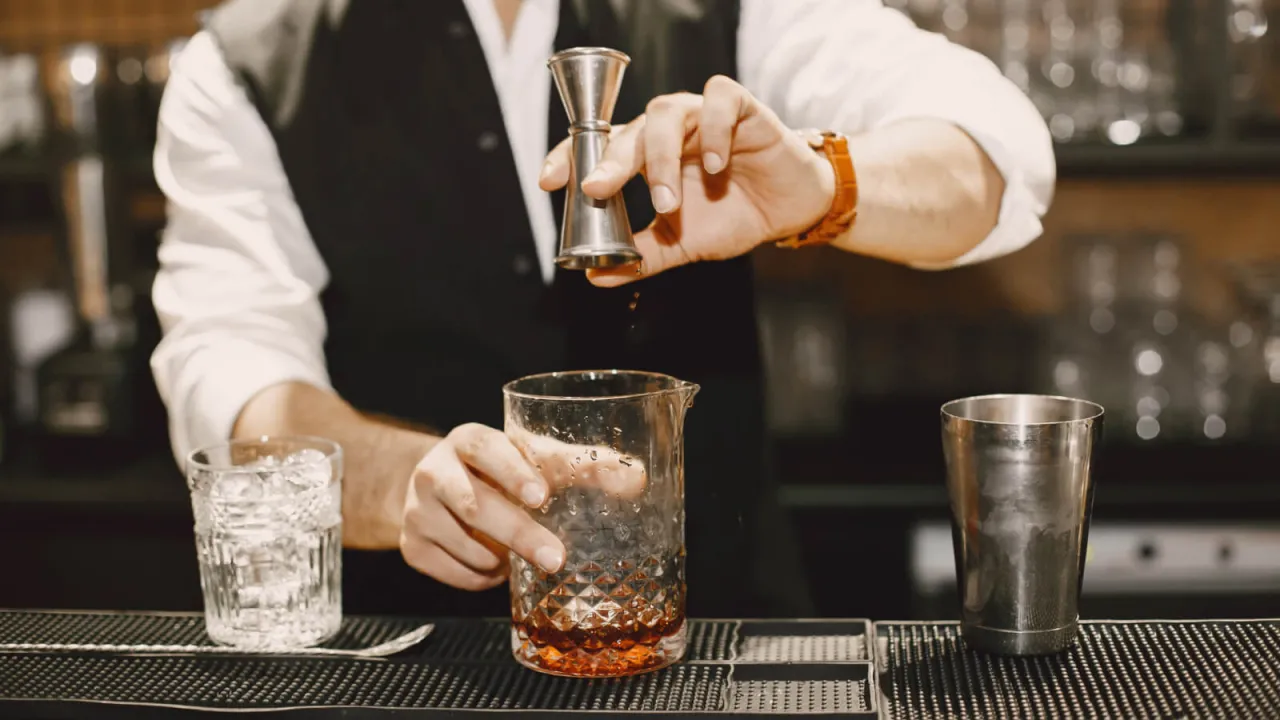 barman przygotowujący koktajl, r&oacute;żne rodzaje koktajli