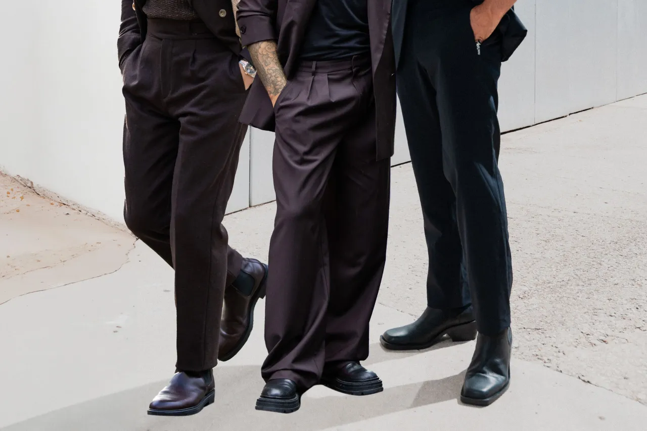 Mann kombiniert schwarze Schuhe zu Anzug und Casual-Look