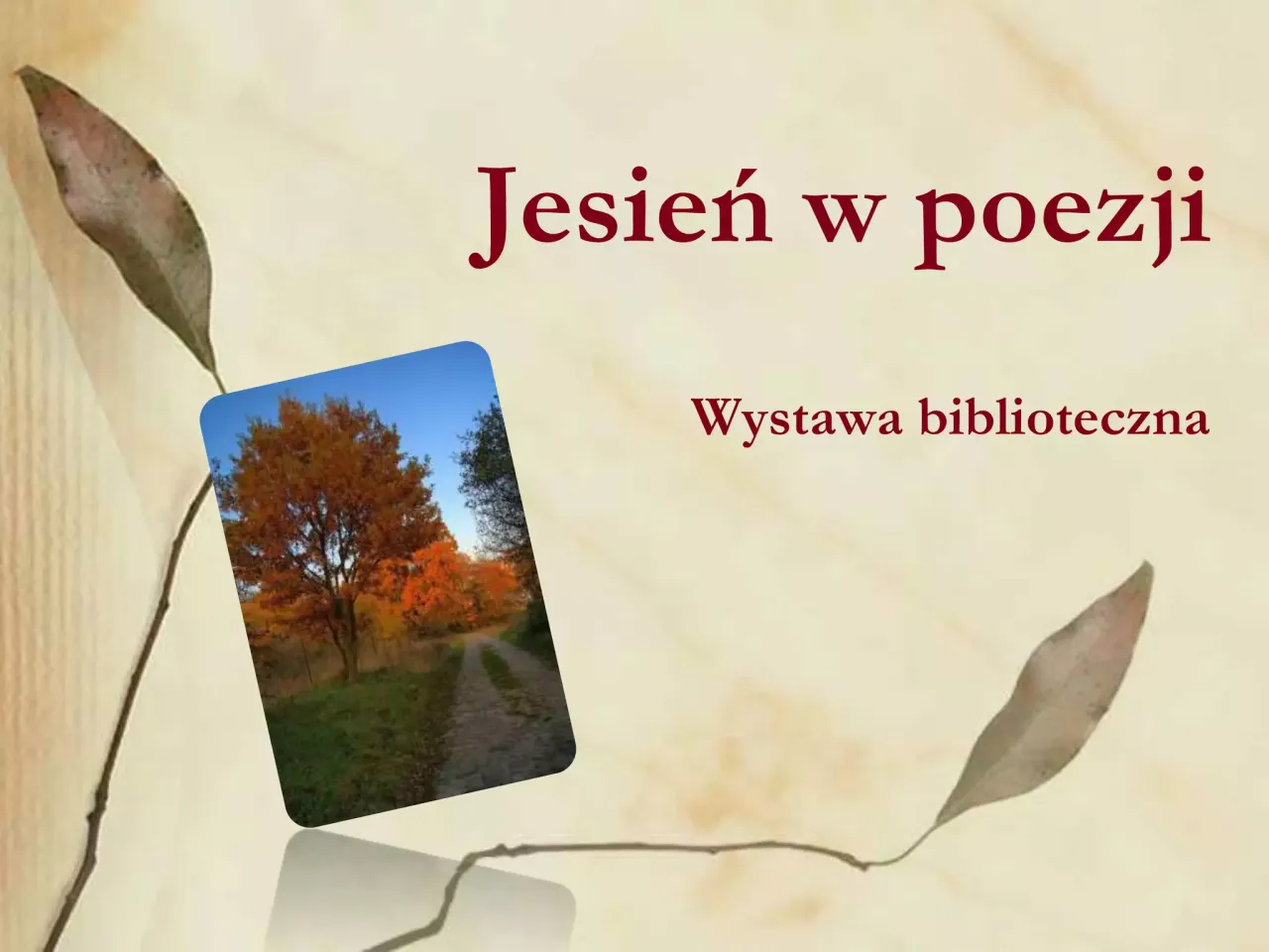 Jesień w poezji. Wiersz o jesiennym wietrze, kt&oacute;ry szumi wśr&oacute;d kolorowych drzew. Wystawa biblioteczna.