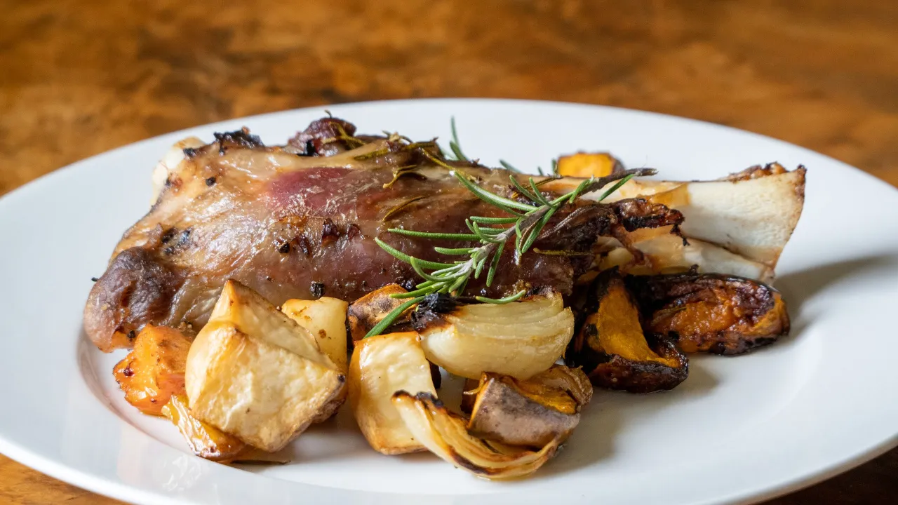 Piatti tradizionali italiani con patate al forno