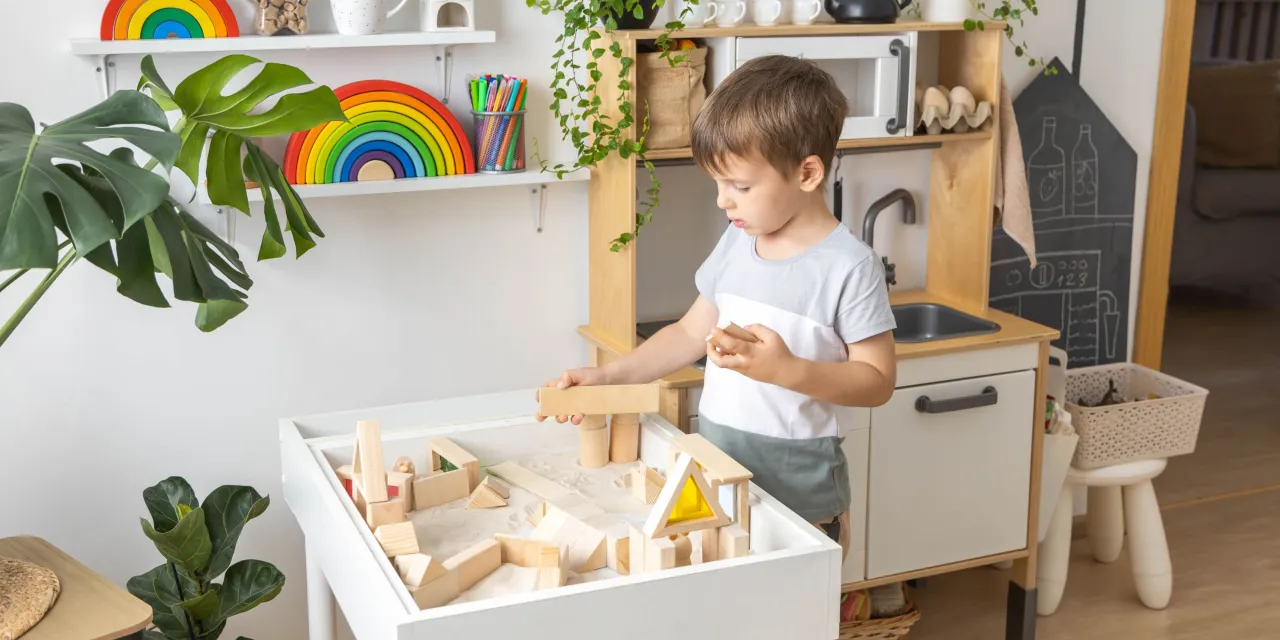 dzieci bawiące się zabawkami edukacyjnymi w stylu Montessori