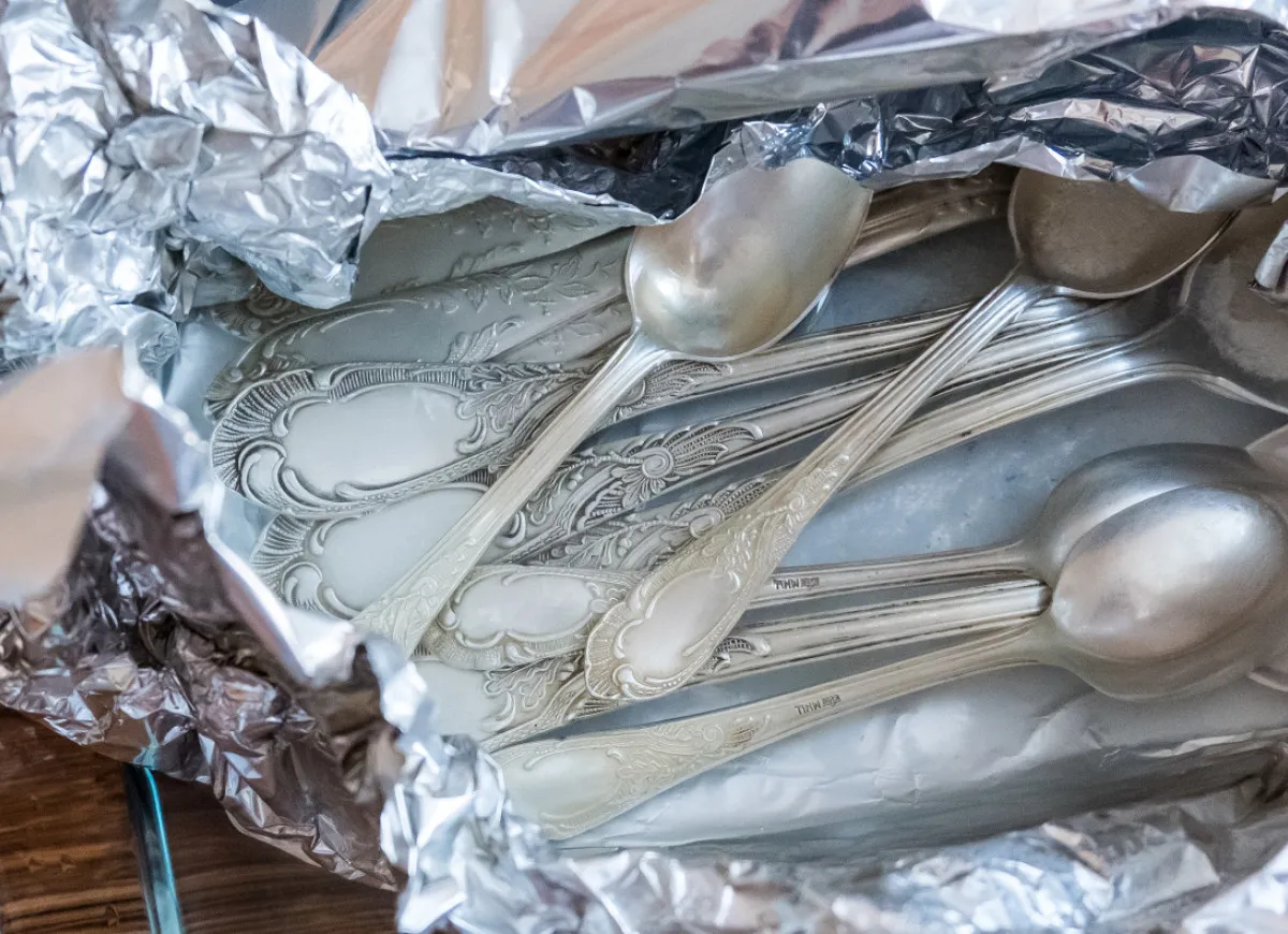 Składniki do czyszczenia srebra: sól, folia aluminiowa, naczynie