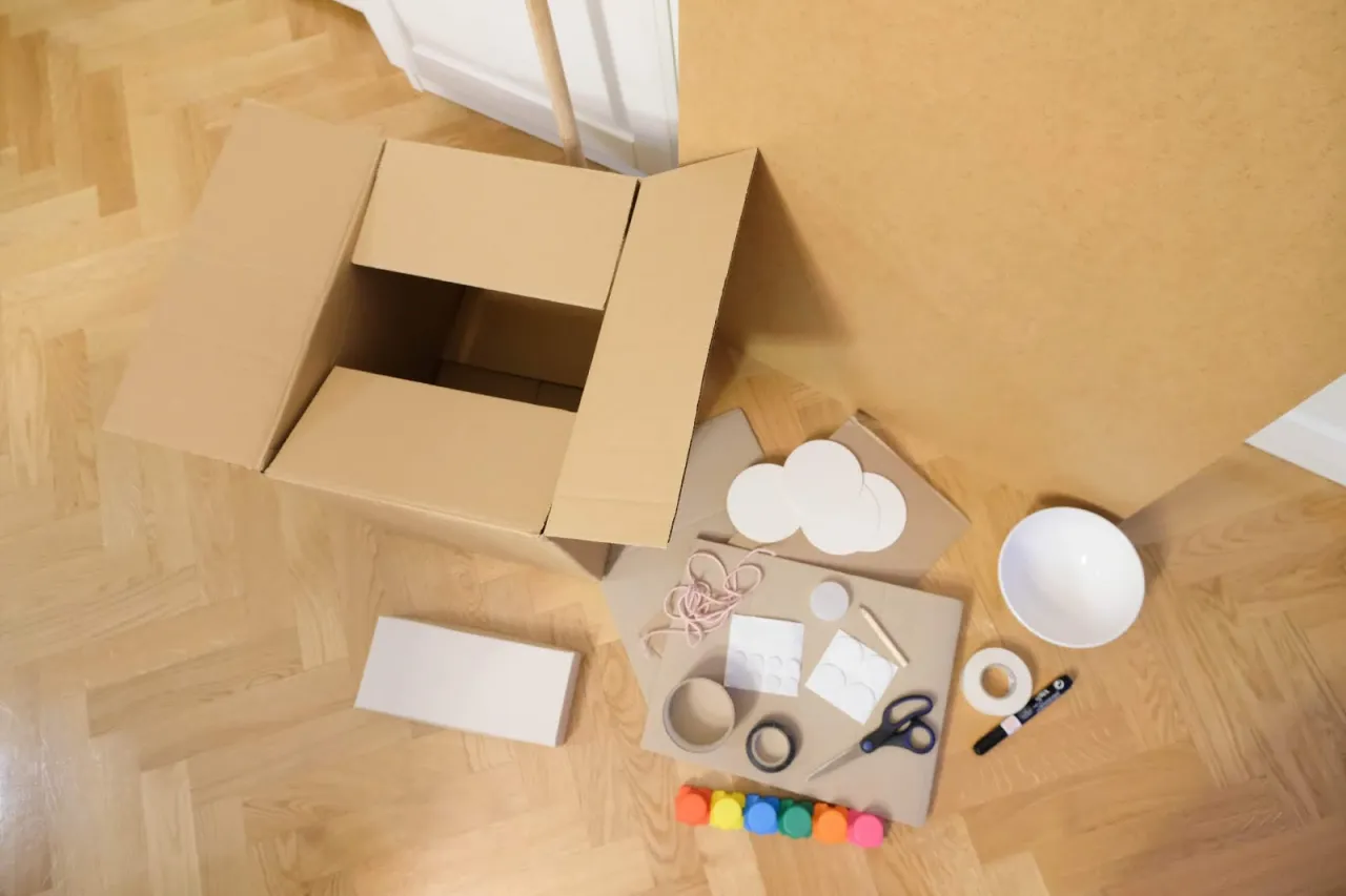 Jak zrobić koła do samochodu z kartonu, koła z nakrętek do kartonowego samochodu