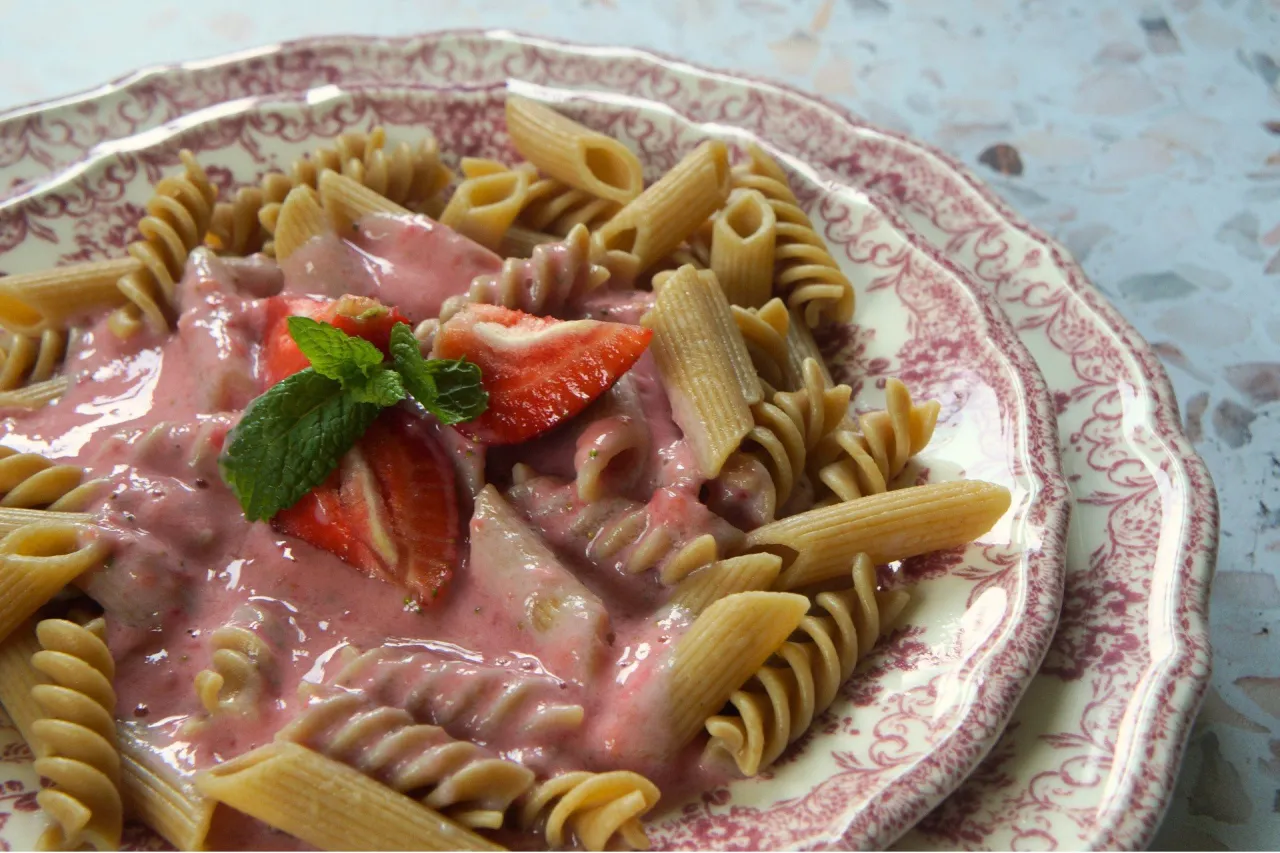 gotowy makaron z truskawkami i śmietaną