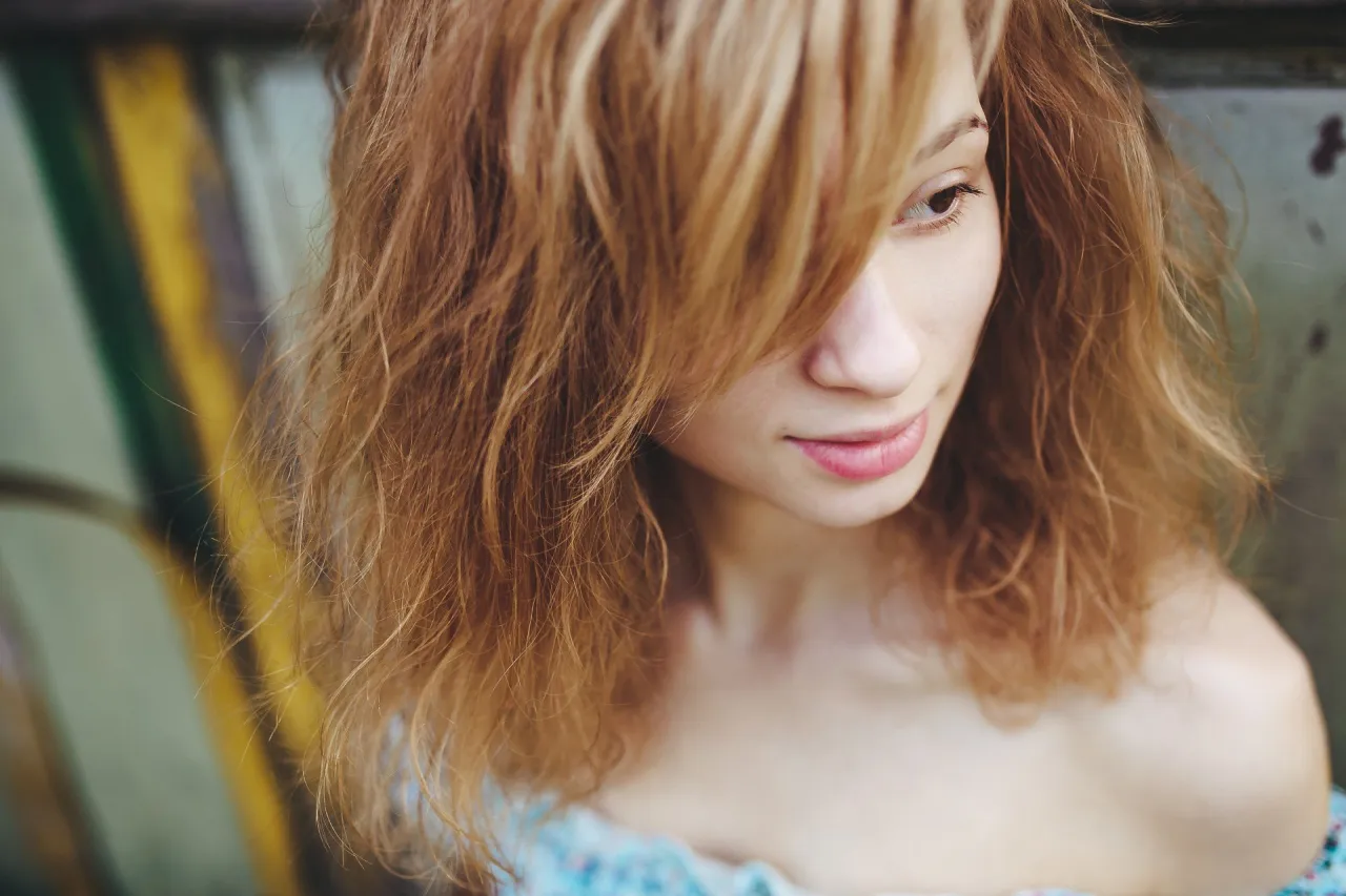 grzywka curtain bangs cienkie włosy, grzywka side-swept bangs cienkie włosy