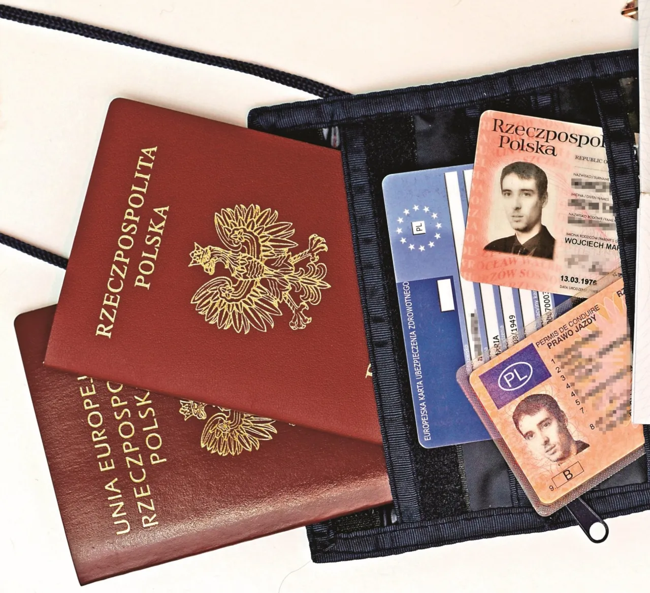 polski dow&oacute;d osobisty obok paszportu i karty pokładowej