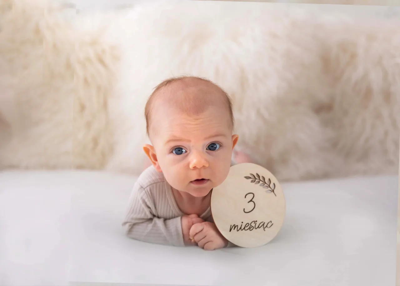 niemowlę leżące na brzuchu podpierające się na przedramionach