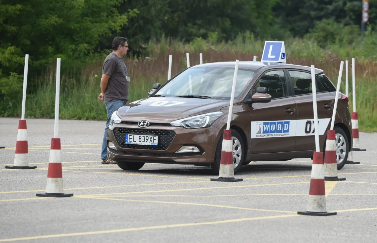 Egzaminator prawa jazdy obserwuje manewry na placu WORD. Ciekawe, ile zarabia egzaminator prawa jazdy za taką pracę.