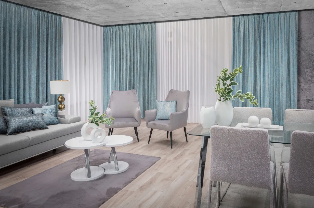 Nowoczesny szary salon z kolorowymi dodatkami