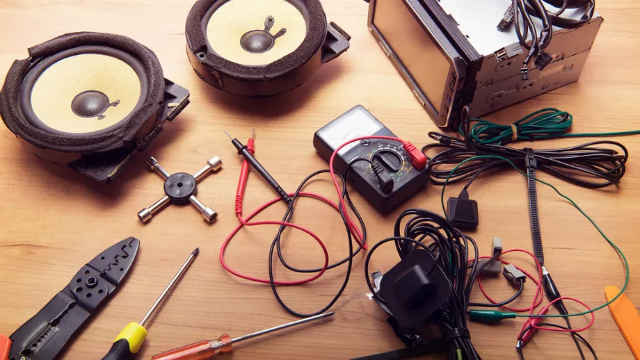 montaż bezpiecznika car audio przy akumulatorze