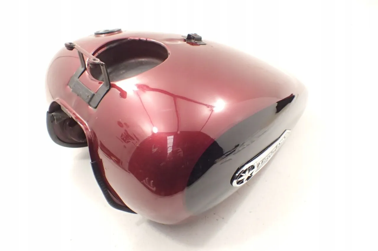 Błyszczący, bordowy bak motocykla Yamaha Drag Star 650. Pojemność baku pozwala na długie podr&oacute;że.