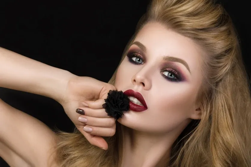 kobieta w wieczorowym makijażu z perfekcyjnym podkładem