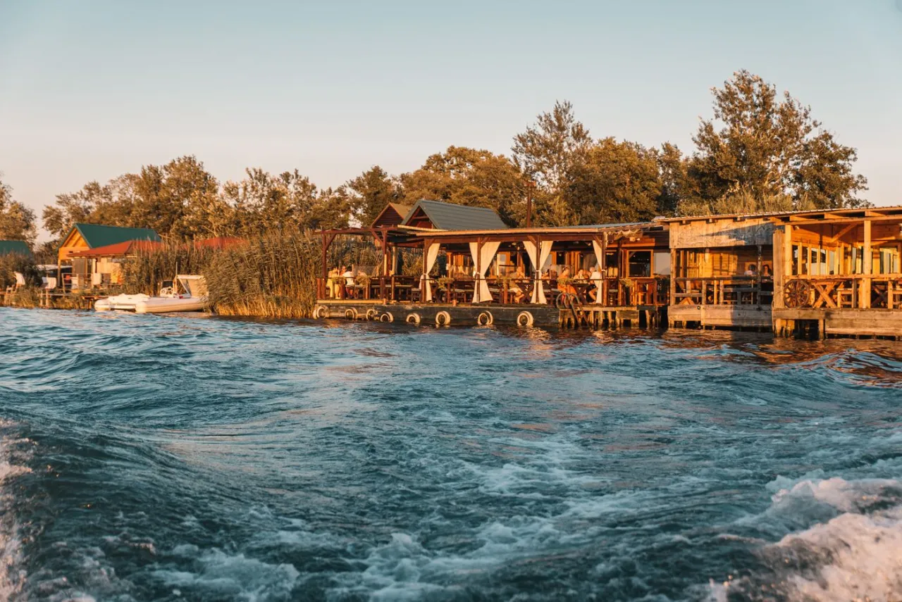 Restauracje na wodzie rzeka Bojana Ulcinj