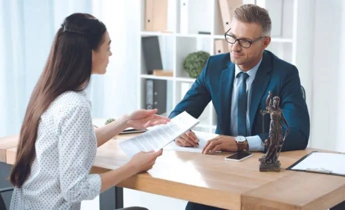 prawnik rozmawia z klientem w kancelarii