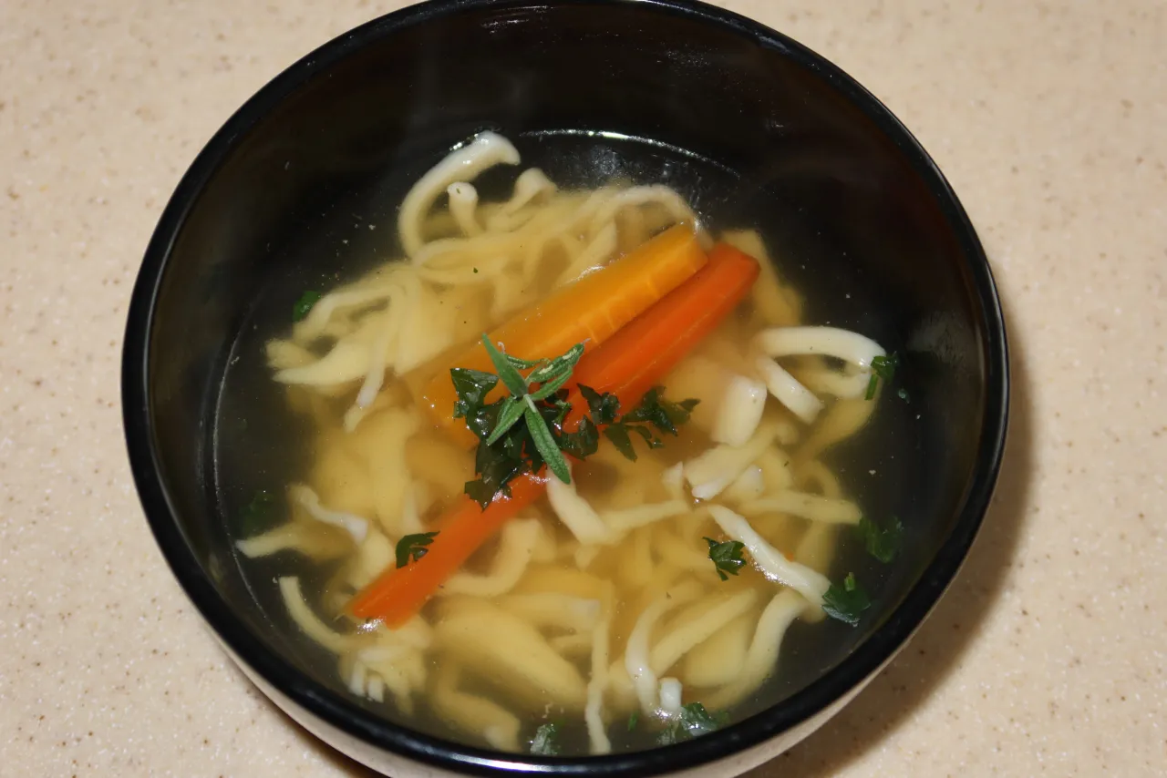 Talerz rosołu z makaronem, marchewką i ziołami. Zastanawiasz się, ile kalorii ma talerz rosołu z makaronem?