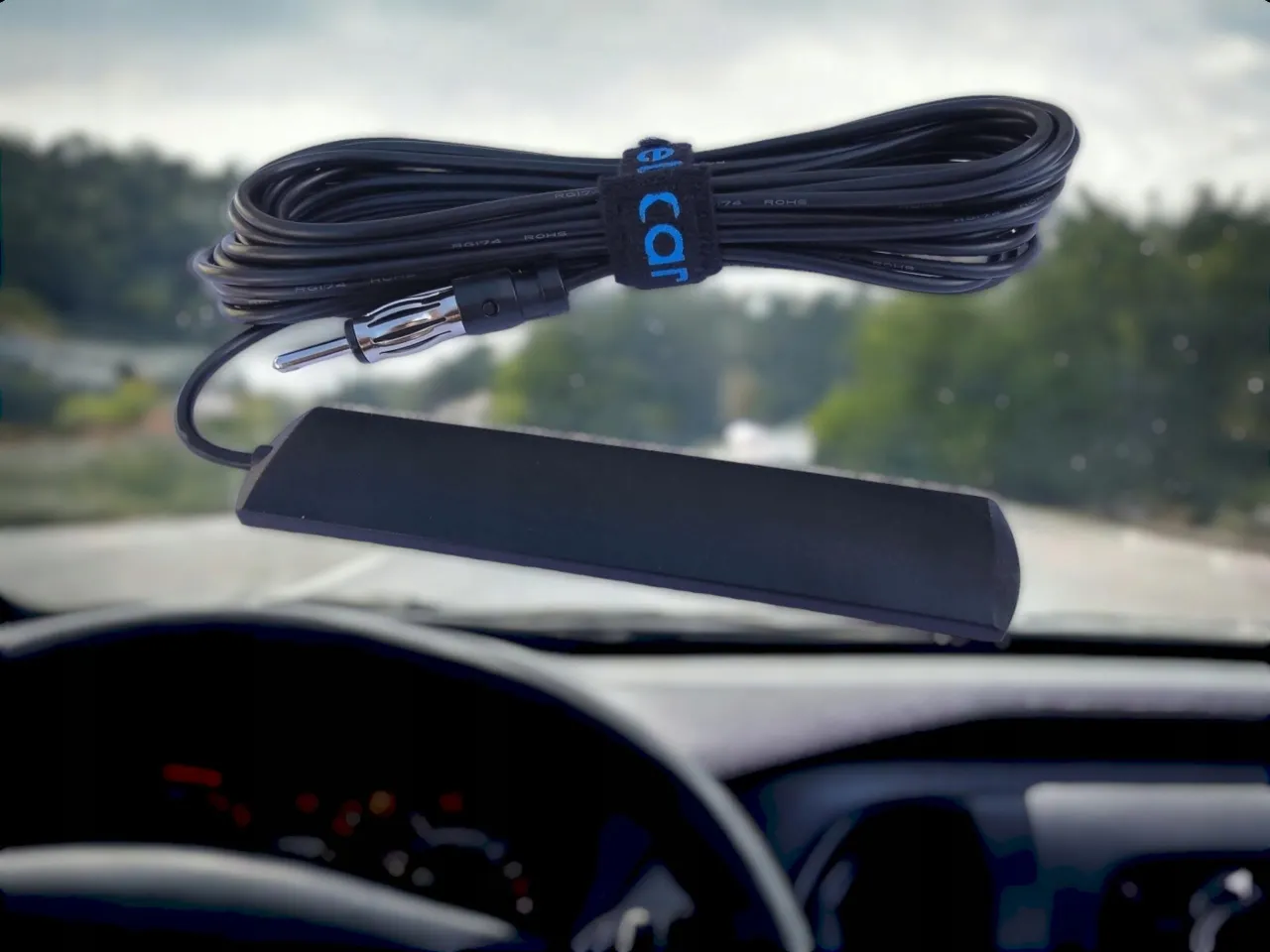 Samochód z anteną radiową