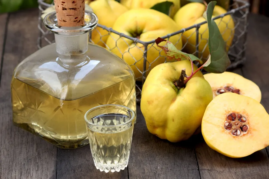 Nalewka z pigwowca z przyprawami: cynamon, goździki, wanilia