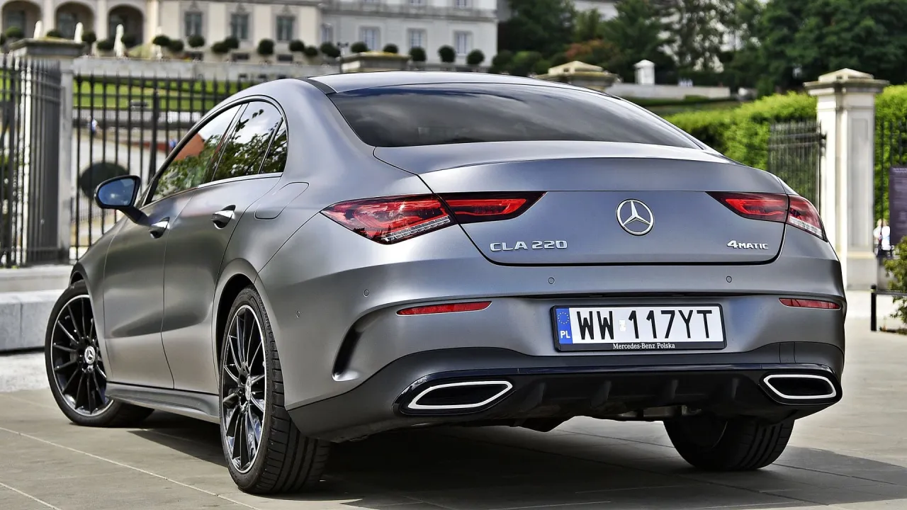 Elegancki Mercedes-Benz CLA Coupe w matowym szarym kolorze, z widocznym napisem 4MATIC i tablicą rejestracyjną.