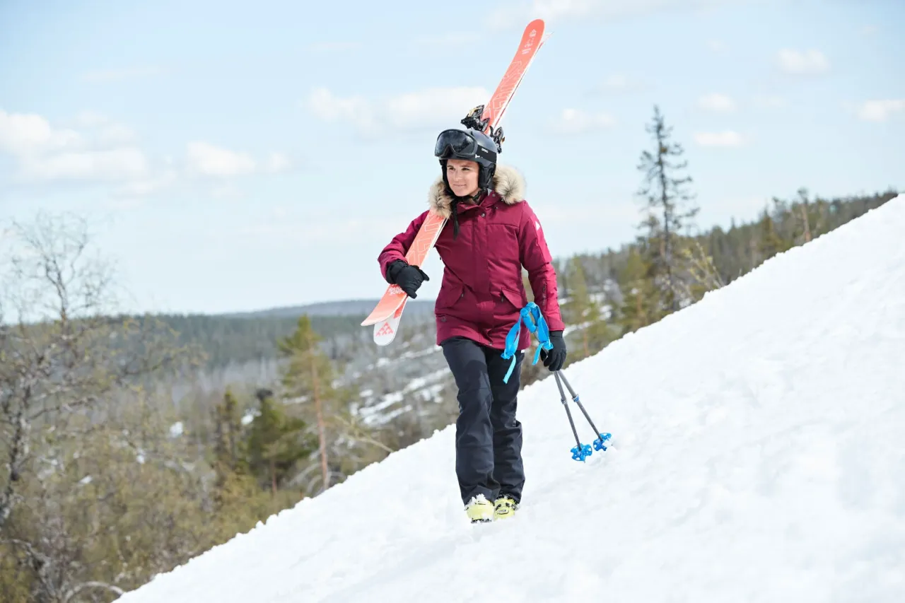 kurtka narciarska susząca się na wieszaku