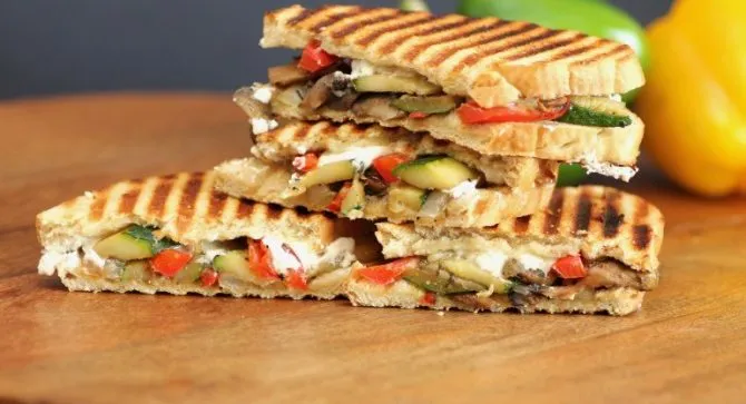 grillowane panini i owoce