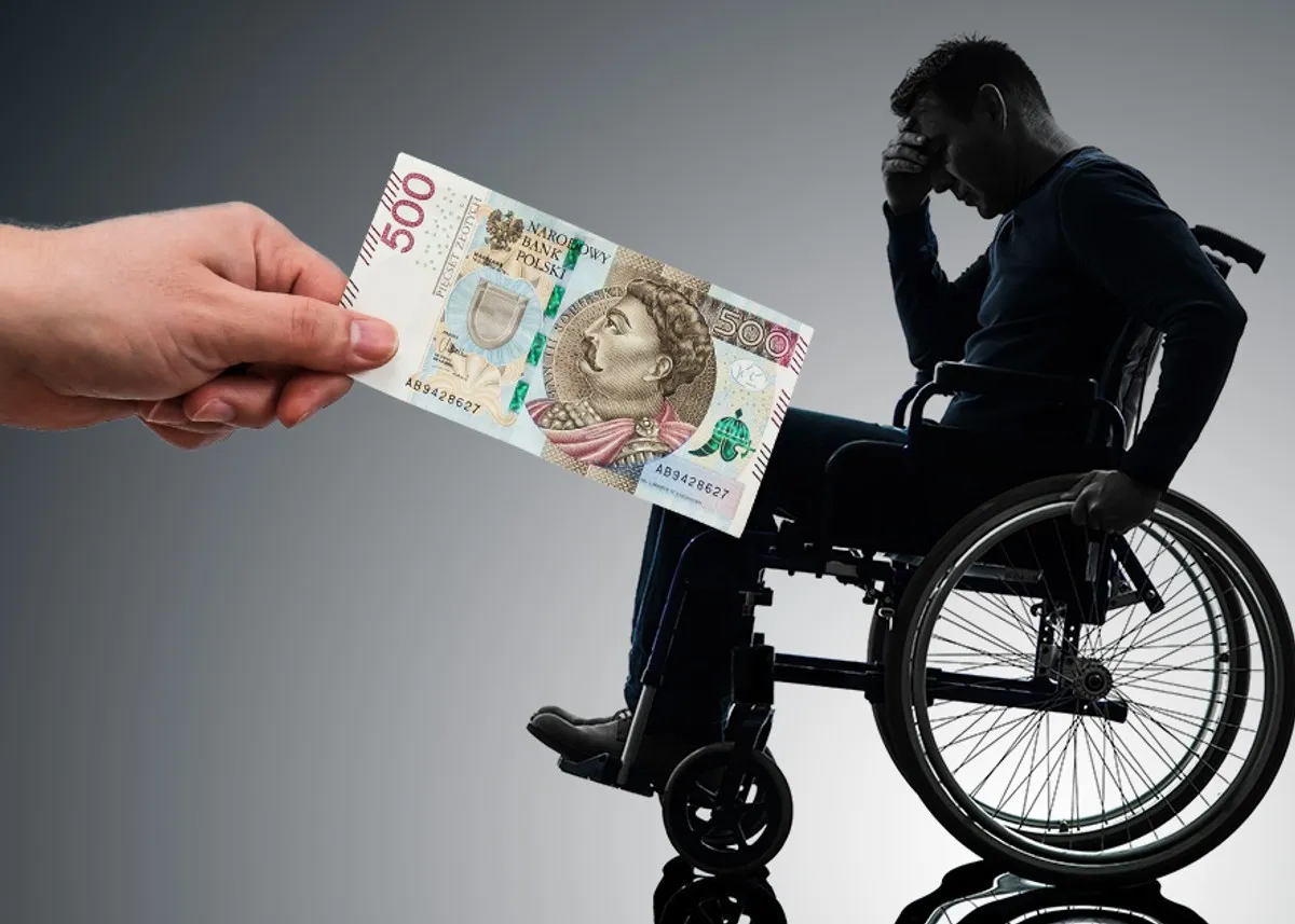Dłoń podaje banknot 500 zł mężczyźnie na wózku inwalidzkim. Kto płaci fundusz solidarnościowy?