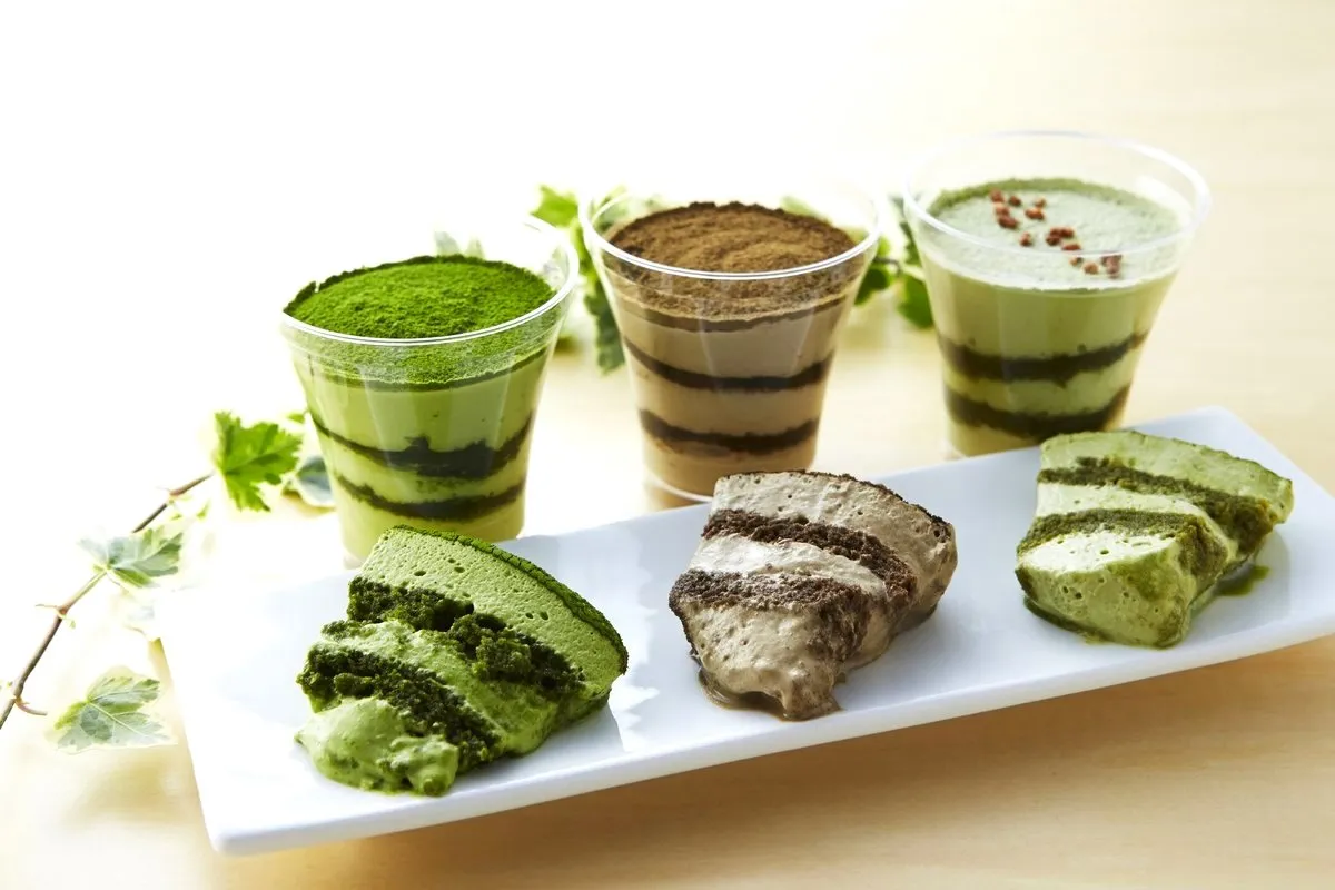 Matcha latte and matcha desserts