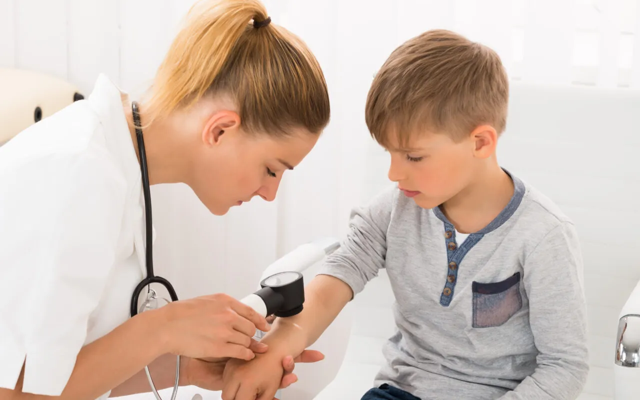 Lekarz bada sk&oacute;rę