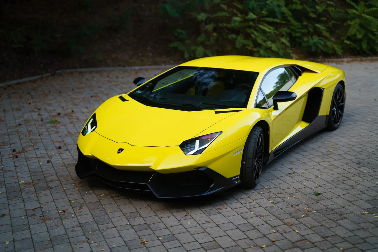 Ż&oacute;łte Lamborghini Aventador na bruku. Zastanawiasz się, ile kosztuje Lamborghini Aventador? Ten luksusowy samoch&oacute;d sportowy to marzenie wielu.