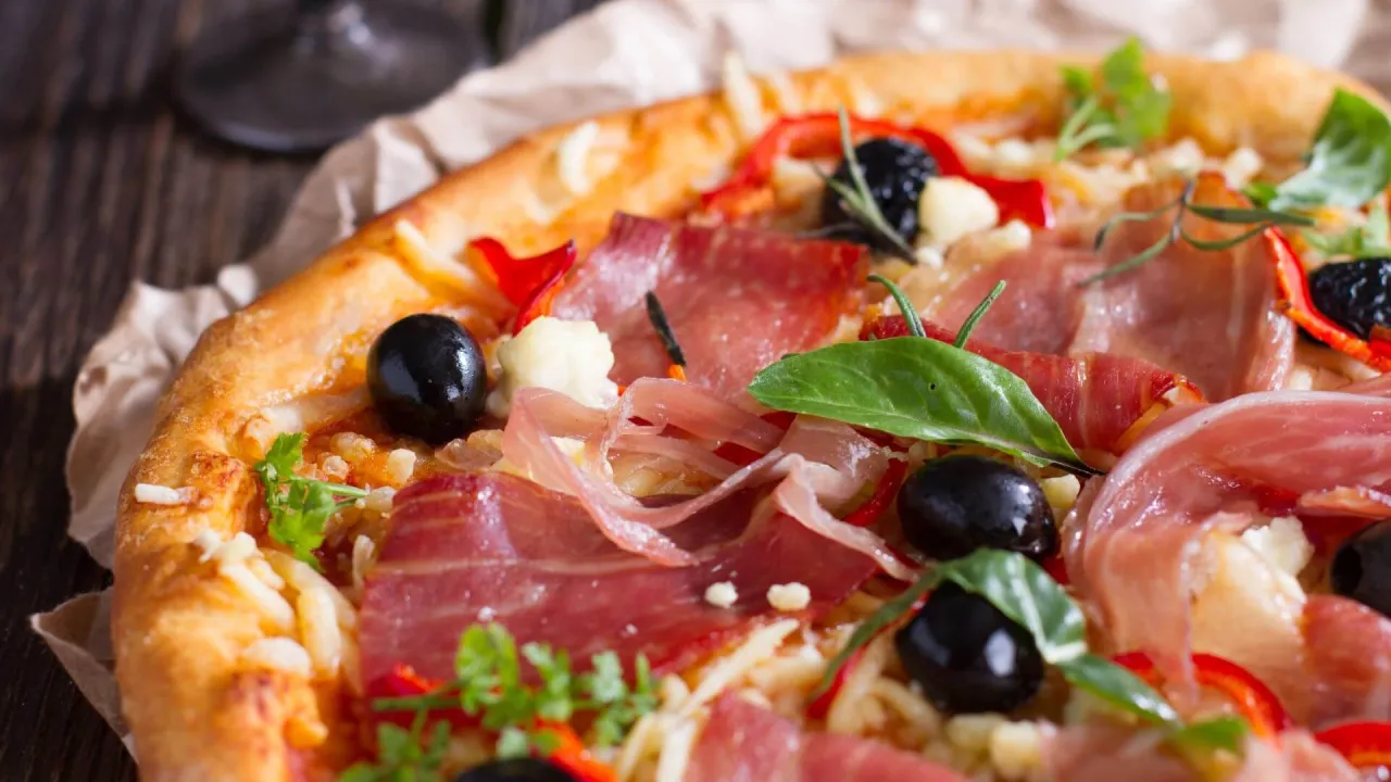 różne wędliny na pizzę