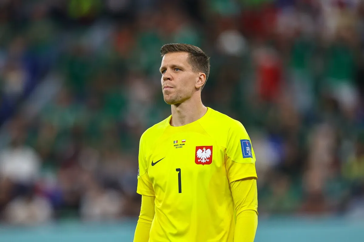 Wojciech Szczęsny, bramkarz Polski, w ż&oacute;łtej koszulce z numerem 1. Jego imponujący wzrost pozwala mu na skuteczną obronę bramki.