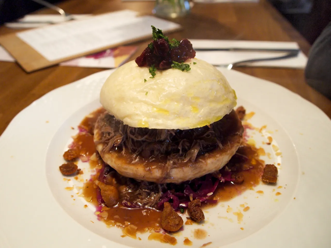 Kaczka po poznańsku z pyzami i modrą kapustą