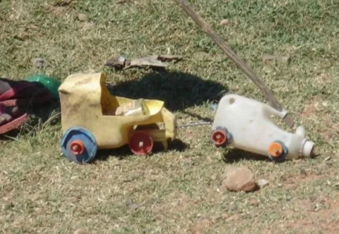 dzieci afryka bawiące się własnoręcznie zrobionymi zabawkami