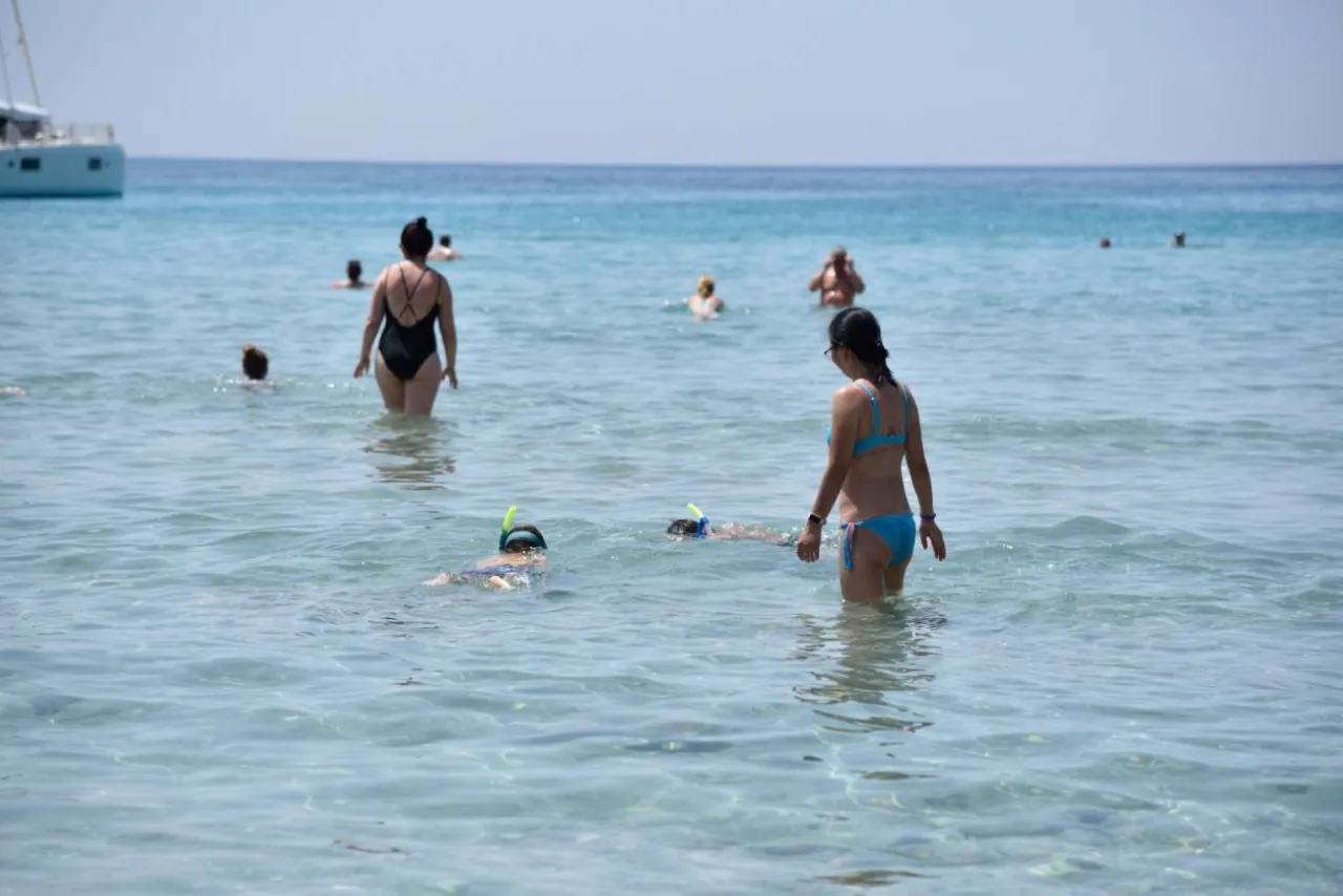 Rodzina z dzieckiem na greckiej plaży, słońce, radość