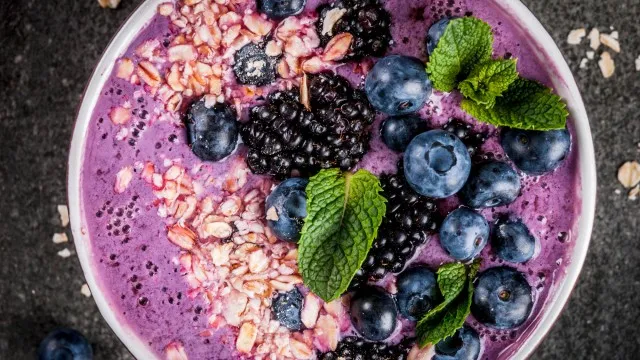 owsianka na wodzie z owocami jagodowymi