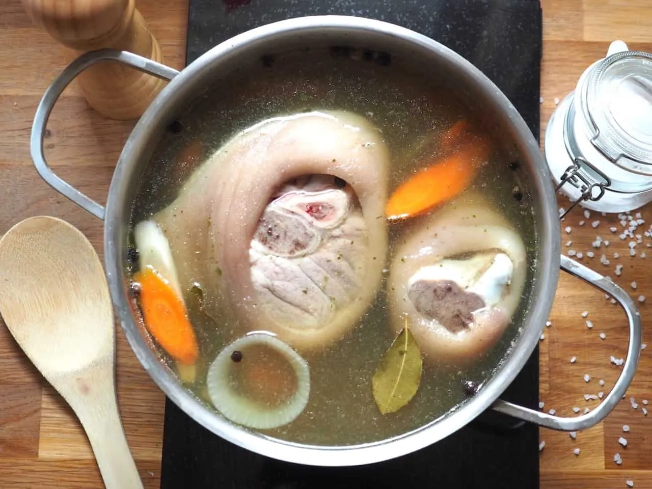 Golonka gotuje się w bulionie z warzywami. Kluczowe jest, ile gotować golonkę przed pieczeniem, by była miękka.