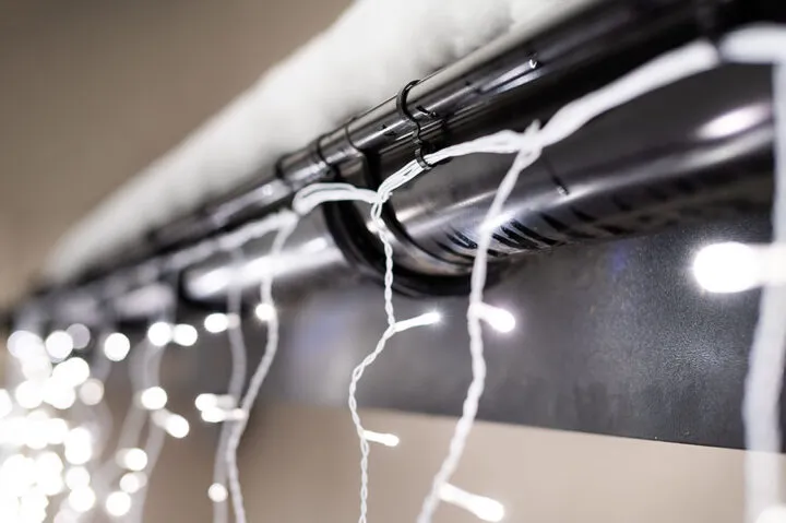 plastikowe haczyki do montażu lampek na rynnie