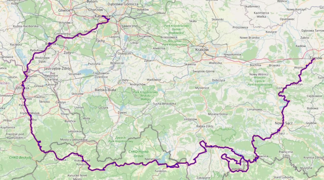 Mapa z zaznaczoną trasą rowerową Velo Dunajec, biegnącą przez malownicze tereny Małopolski i Słowacji.