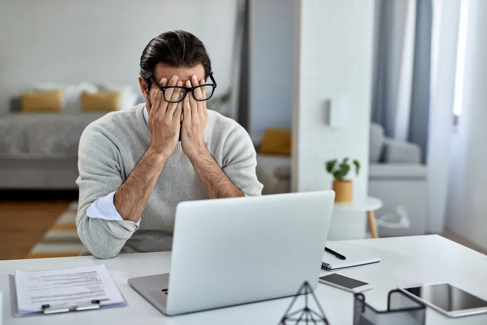osoba zestresowana i śpiąca, wpływ na wagę