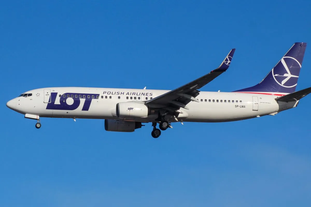 Samolot LOT Polish Airlines w locie. Zastanawiasz się, ile trwa lot z Polski do Nowego Jorku?