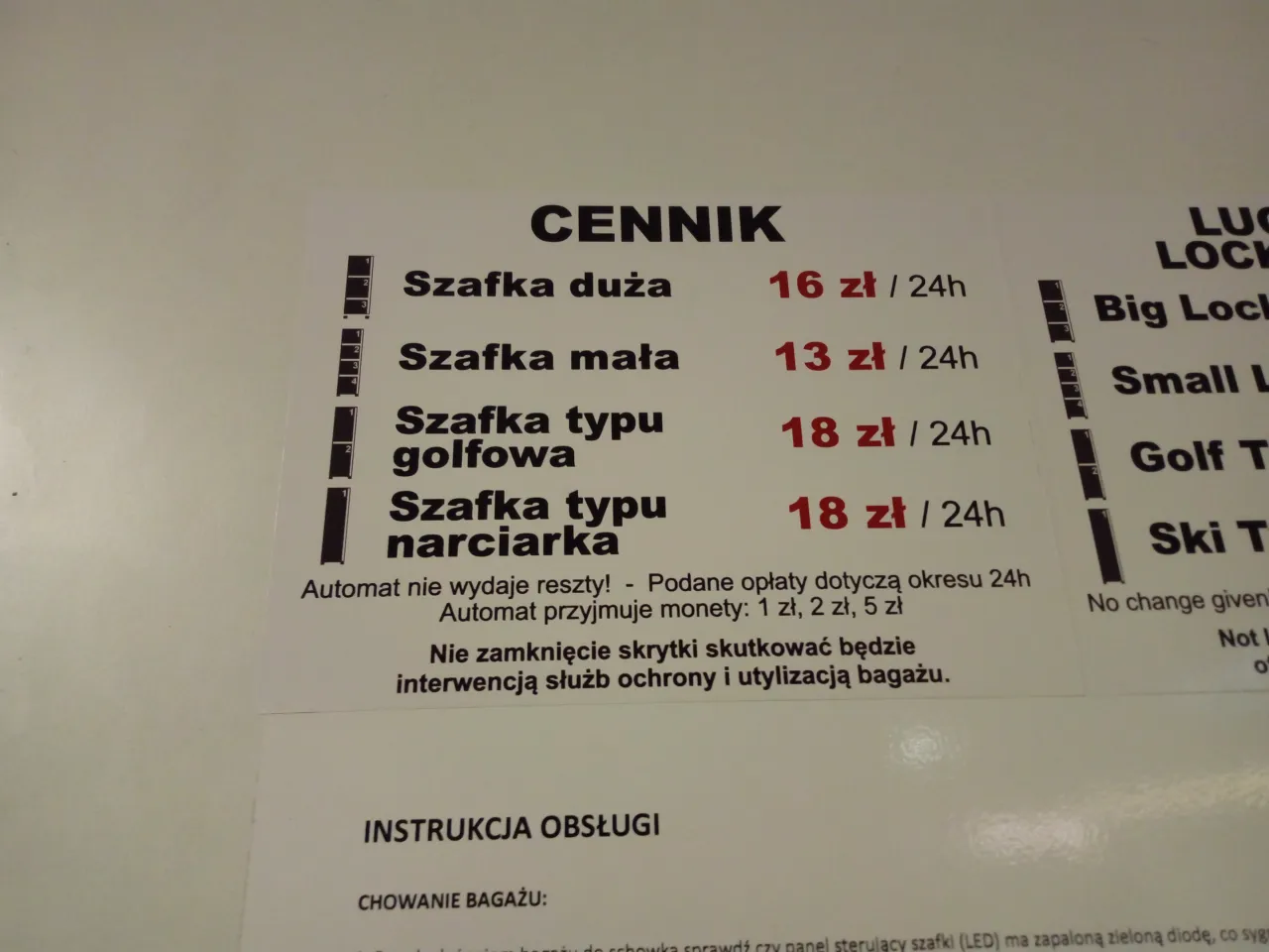 Cennik przechowalni bagażu na Dworcu Warszawa Centralna: szafka duża 16 zł, mała 13 zł, golfowa 18 zł, narciarska 18 zł/24h.